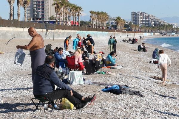 Antalya'da ocak ayı ortasında denize girdiler