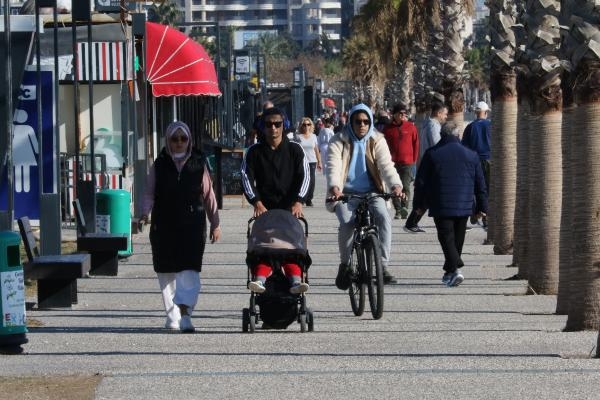 Antalya'da ocak ayı ortasında denize girdiler