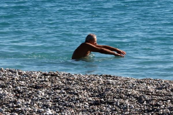 Antalya'da ocak ayı ortasında denize girdiler