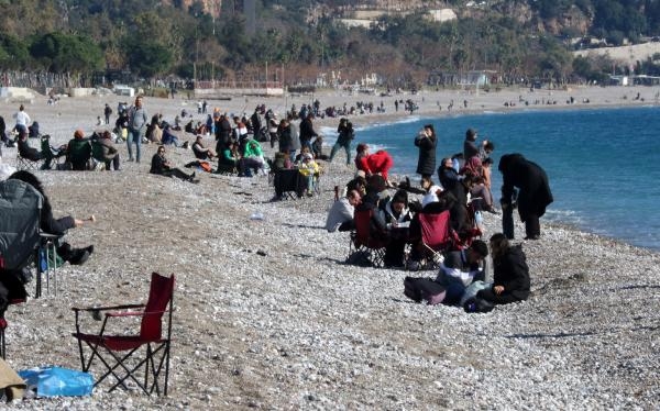 Antalya'da ocak ayı ortasında denize girdiler