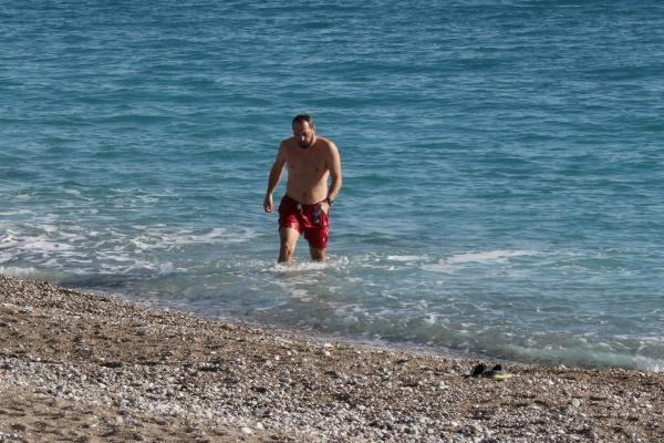 Antalya'da ocak ayı ortasında denize girdiler