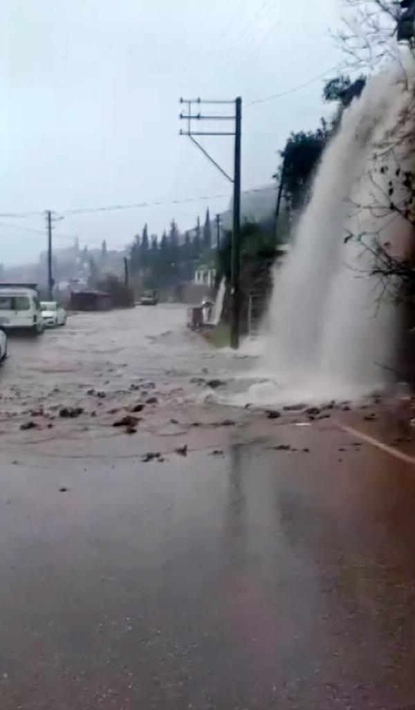 Antalya'da yağmur ve fırtına hayatı olumsuz etkiledi