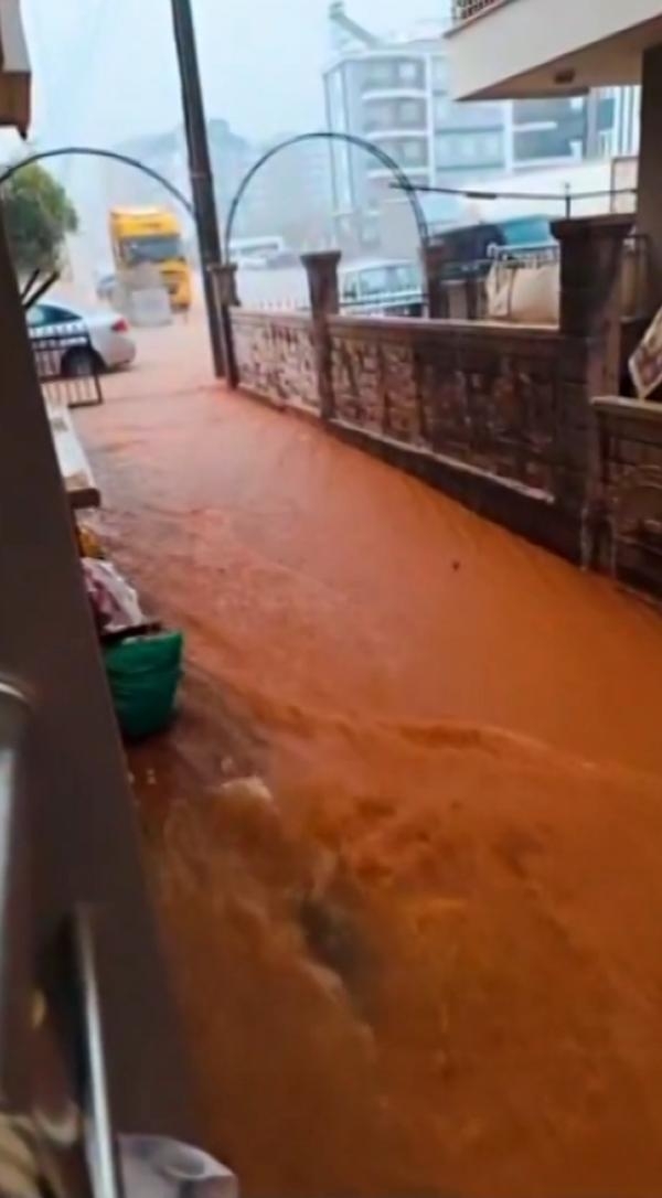 Antalya'da yağmur ve fırtına hayatı olumsuz etkiledi
