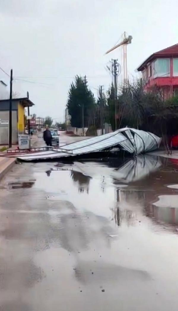 Antalya'da yağmur ve fırtına hayatı olumsuz etkiledi