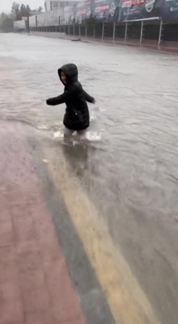 Antalya'da yağmur ve fırtına hayatı olumsuz etkiledi