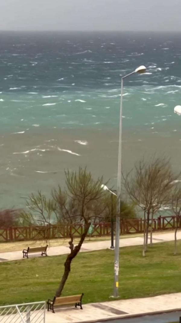 Antalya'da yağmur ve fırtına hayatı olumsuz etkiledi