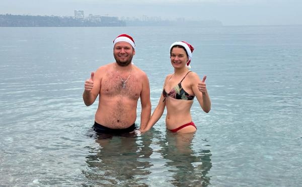 Antalya'da yeni yılın ilk gününde denize girdiler