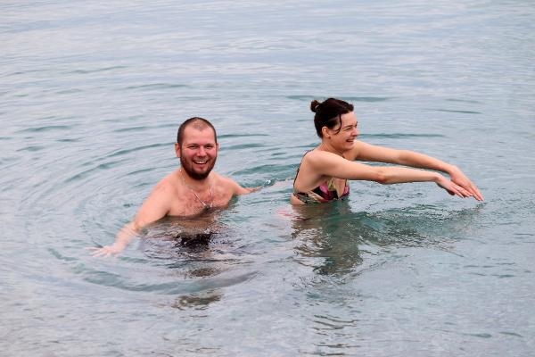 Antalya'da yeni yılın ilk gününde denize girdiler