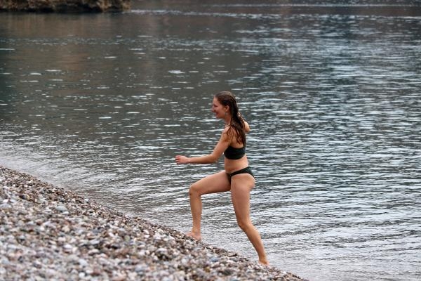Antalya'da yeni yılın ilk gününde denize girdiler