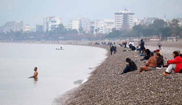 Antalya'da yeni yılın ilk gününde denize girdiler
