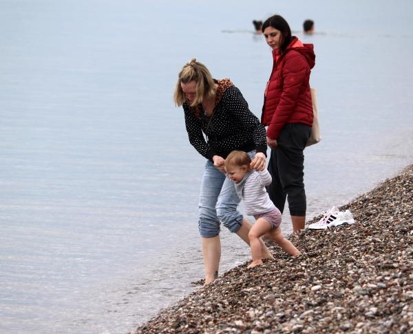 Antalya'da yeni yılın ilk gününde denize girdiler
