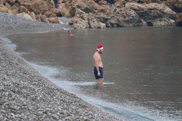 Antalya'da yeni yılın ilk gününde denize girdiler