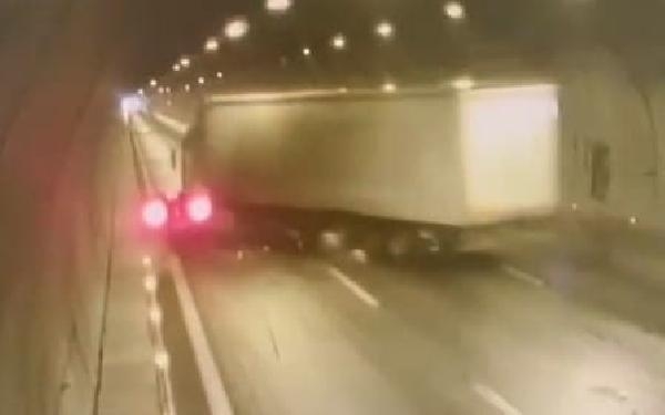 Aydın'da tünel içerisindeki zincirleme kaza kameralara yansıdı: 2 yaralı