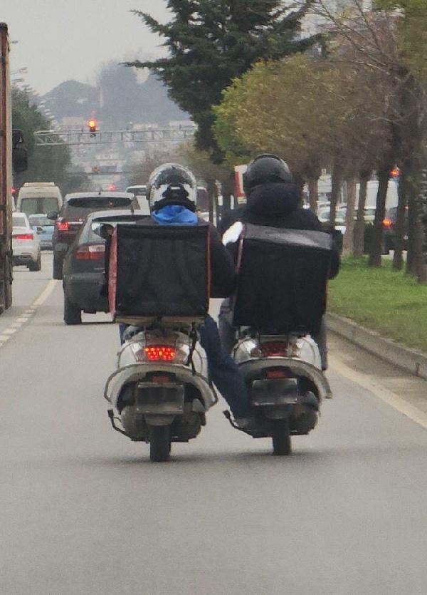 Aynı şeritte yan yana giden 2 motosikletliye 2 bin 886'şar lira ceza