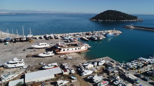Balıkçı barınağında kışlamaya 'işgalci tekne' engeli