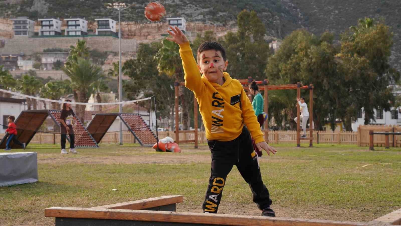 Başkan Geyikçi'den çocuklara karne hediyesi