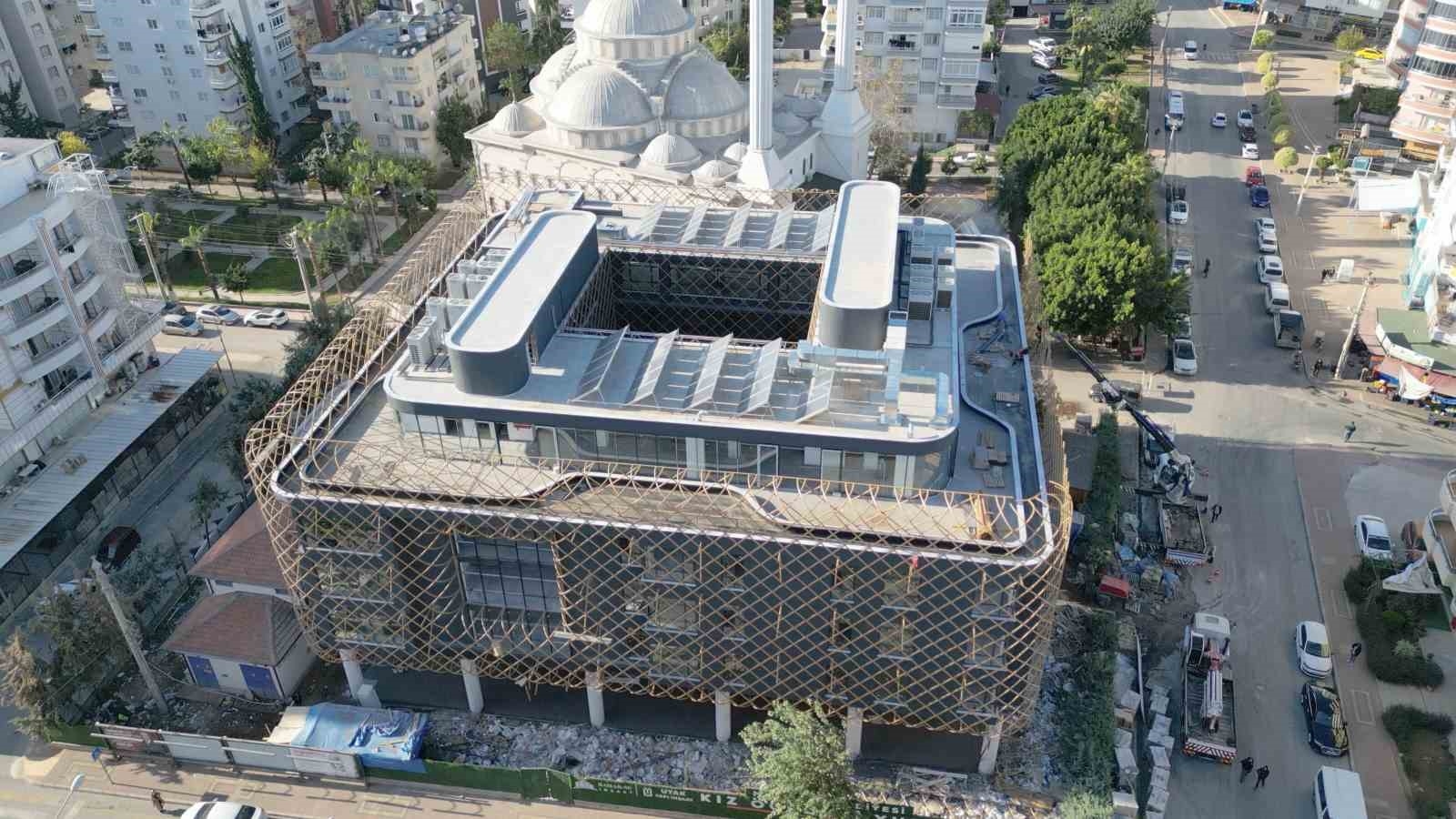 Başkan Tarhan, Kız Öğrenci Yurdu inşasını inceledi