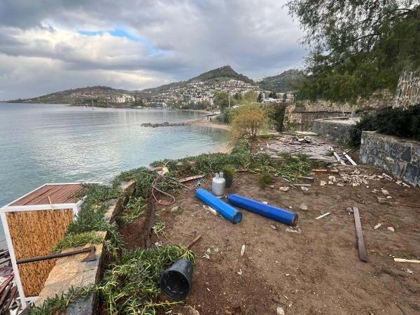 Bodrum'da halk plajı yapılacak sahili işgal eden yapılar kaldırıldı