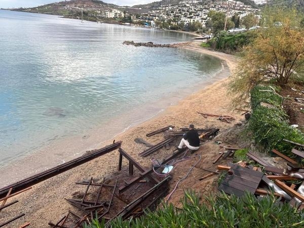Bodrum'da halk plajı yapılacak sahili işgal eden yapılar kaldırıldı