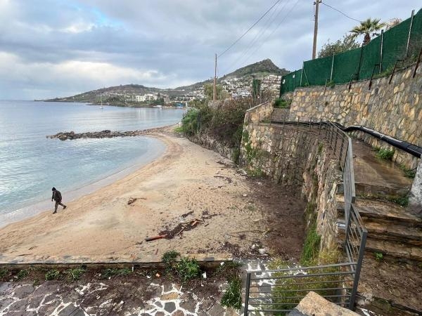 Bodrum'da halk plajı yapılacak sahili işgal eden yapılar kaldırıldı
