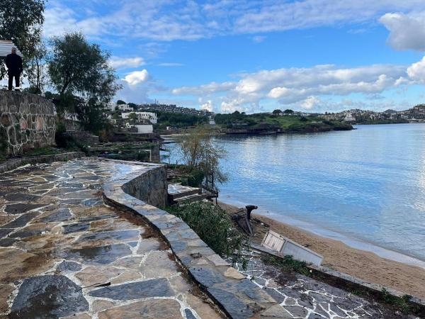 Bodrum'da halk plajı yapılacak sahili işgal eden yapılar kaldırıldı