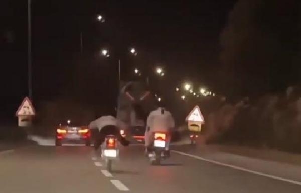 Bodrum'da motosikletlilerin tehlikeli yolculuğu kamerada