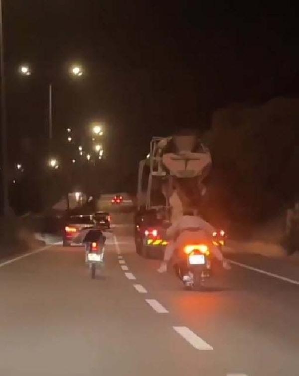 Bodrum'da motosikletlilerin tehlikeli yolculuğu kamerada