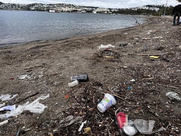 Bodrum'da sağanak sonrası sahiller çöple doldu