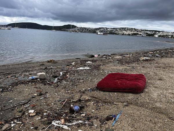 Bodrum'da sağanak sonrası sahiller çöple doldu