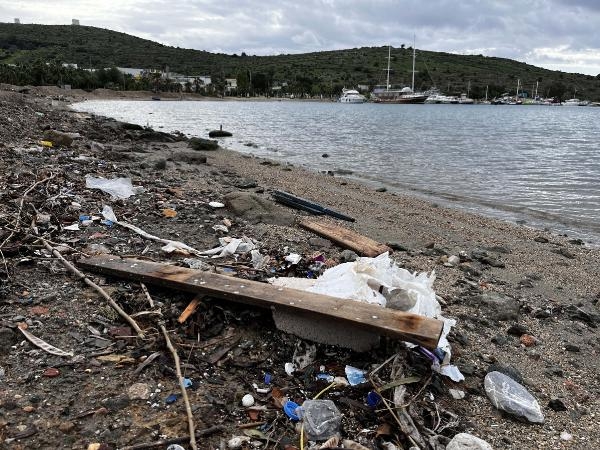 Bodrum'da sağanak sonrası sahiller çöple doldu
