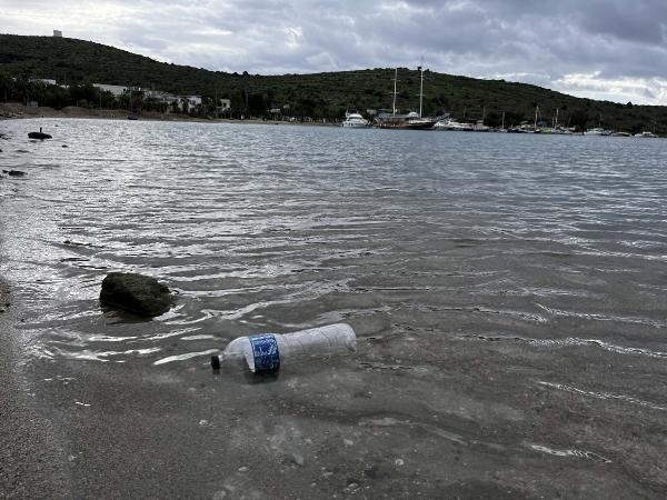 Bodrum'da sağanak sonrası sahiller çöple doldu