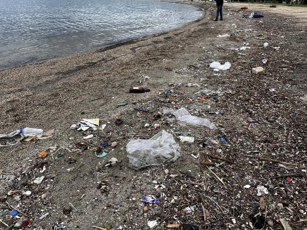 Bodrum'da sağanak sonrası sahiller çöple doldu