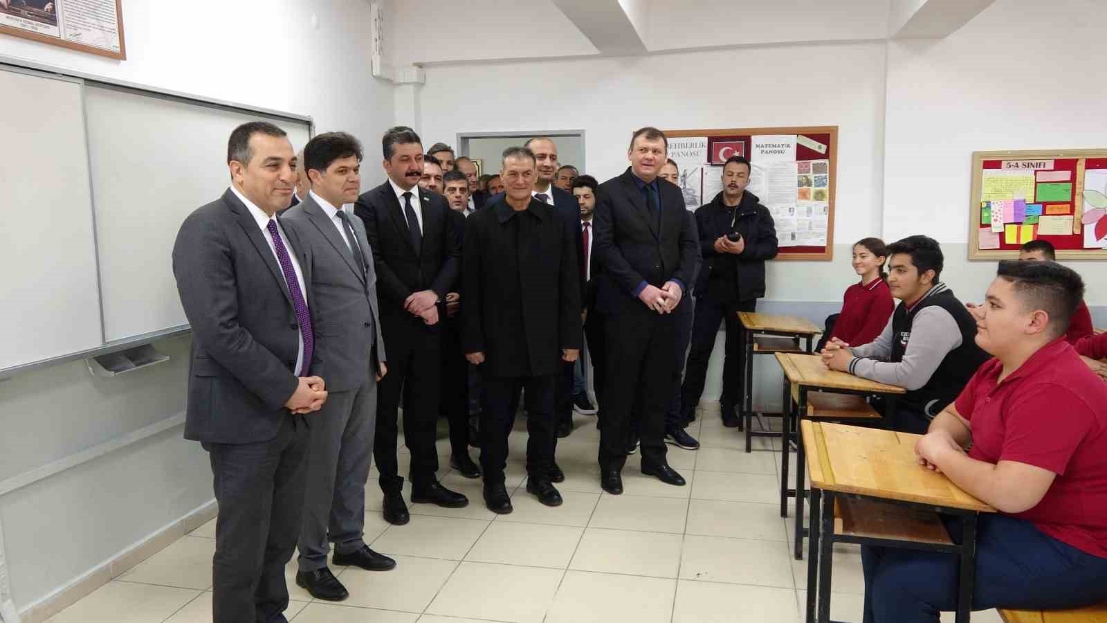Burdur'da 43 bin 41 öğrenci karne sevinci yaşadı