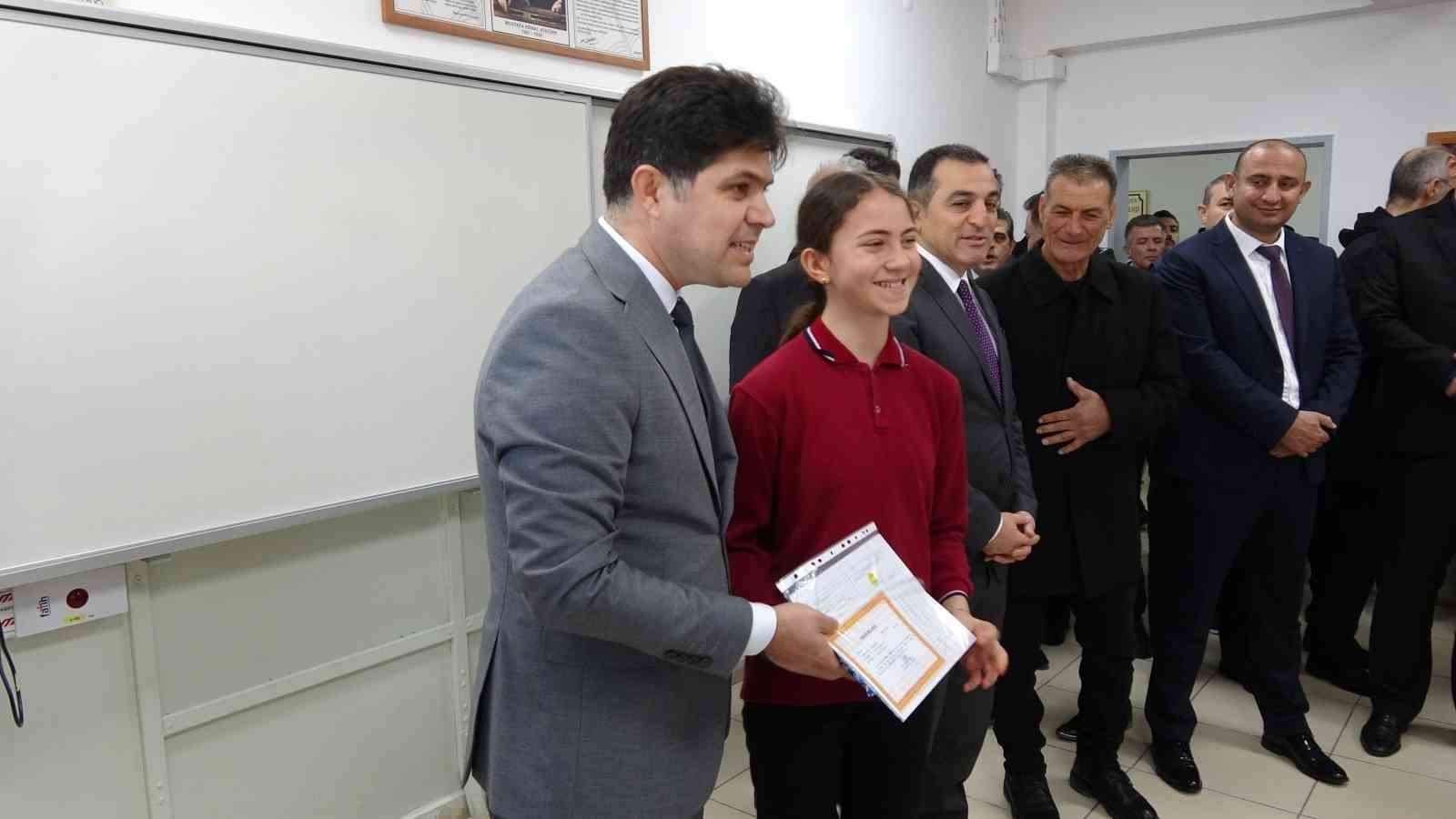 Burdur'da 43 bin 41 öğrenci karne sevinci yaşadı