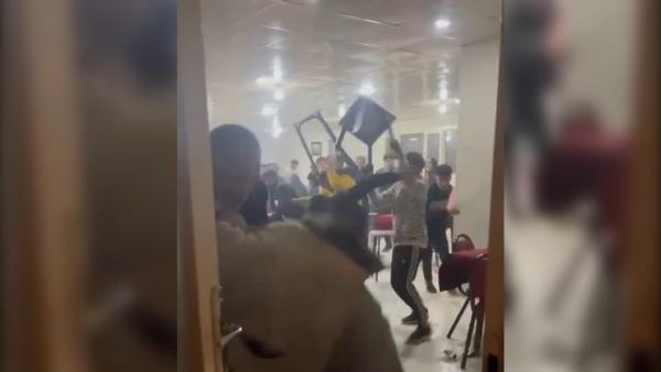 Çay ocağında kavga; taraflar birbirlerine masa ve ıstakalarla saldırdı