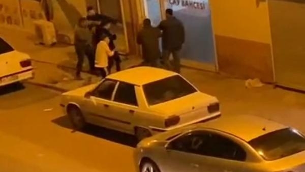 Çay ocağında kavga; taraflar birbirlerine masa ve ıstakalarla saldırdı
