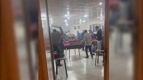 Çay ocağında kavga; taraflar birbirlerine masa ve ıstakalarla saldırdı