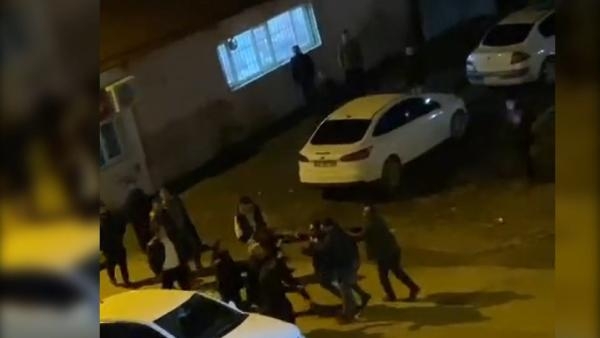 Çay ocağında kavga; taraflar birbirlerine masa ve ıstakalarla saldırdı