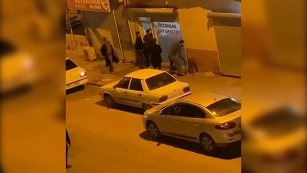 Çay ocağında kavga; taraflar birbirlerine masa ve ıstakalarla saldırdı