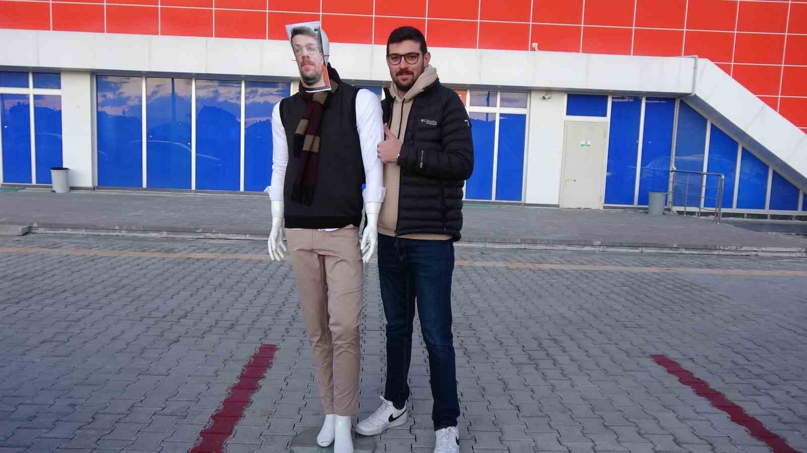 Cezası sebebiyle maça giremeyen antrenörden oyuncularına cansız mankenli motivasyon