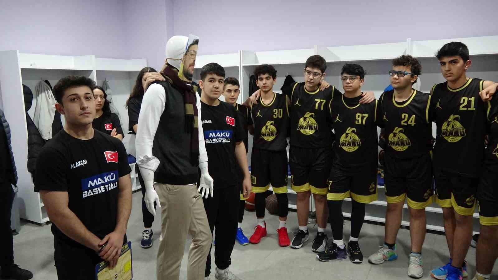 Cezası sebebiyle maça giremeyen antrenörden oyuncularına cansız mankenli motivasyon