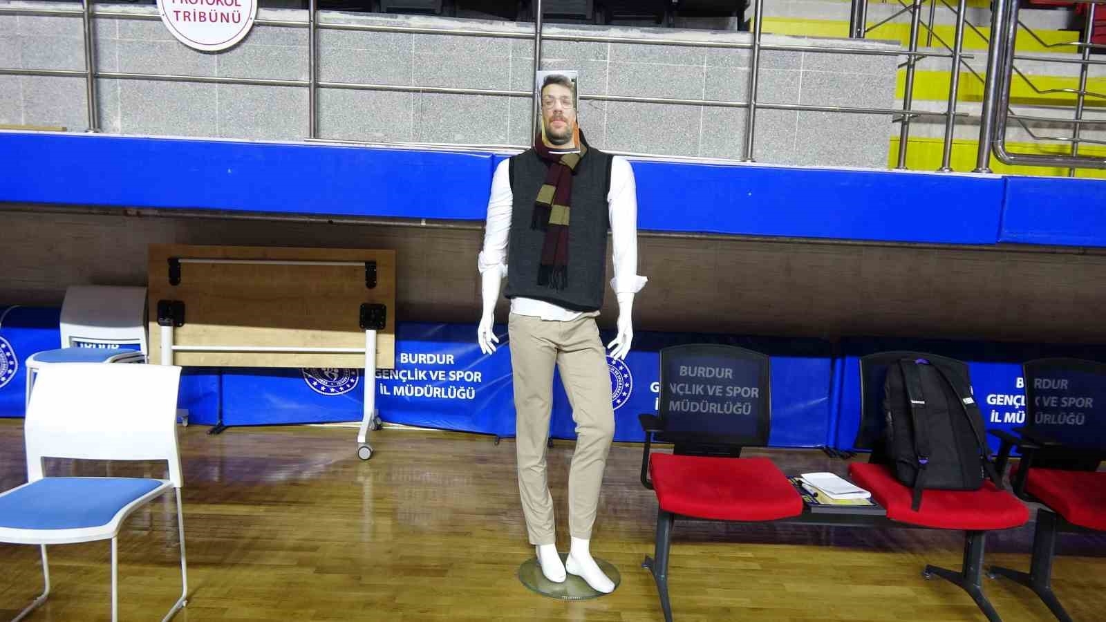 Cezası sebebiyle maça giremeyen antrenörden oyuncularına cansız mankenli motivasyon