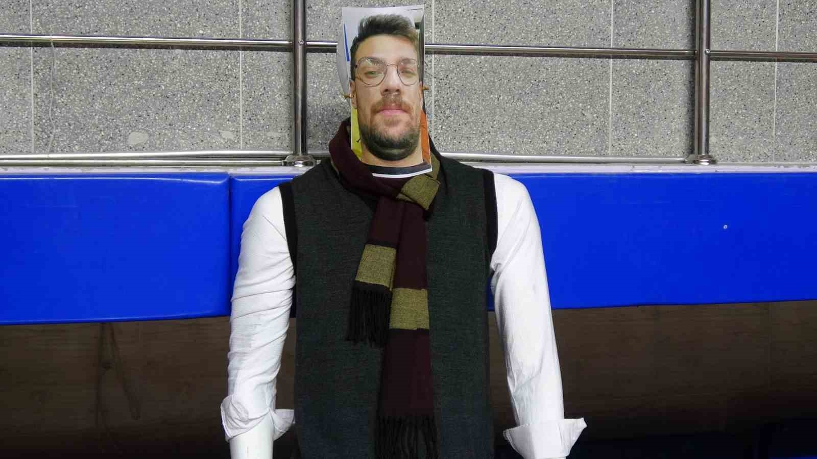 Cezası sebebiyle maça giremeyen antrenörden oyuncularına cansız mankenli motivasyon