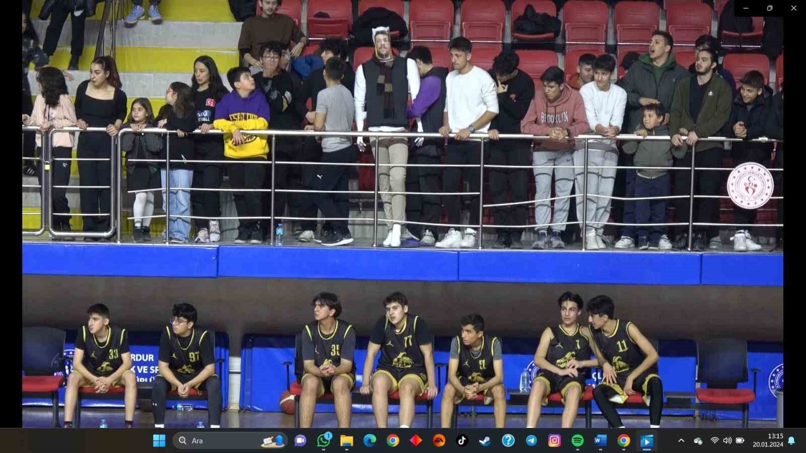 Cezası sebebiyle maça giremeyen antrenörden oyuncularına cansız mankenli motivasyon