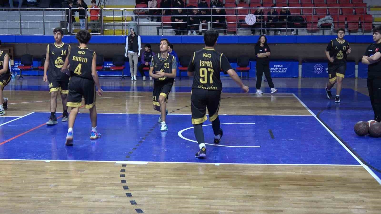 Cezası sebebiyle maça giremeyen antrenörden oyuncularına cansız mankenli motivasyon