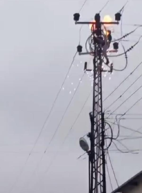 Çıktığı elektrik direğinde akıma kapıldı; ağır yaralandı