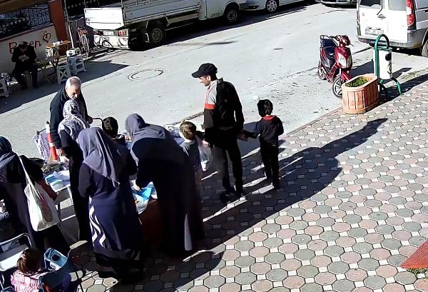 Çocuğuyla pazarda gezip, kadının cep telefonunu çaldı
