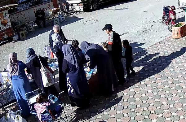 Çocuğuyla pazarda gezip, kadının cep telefonunu çaldı