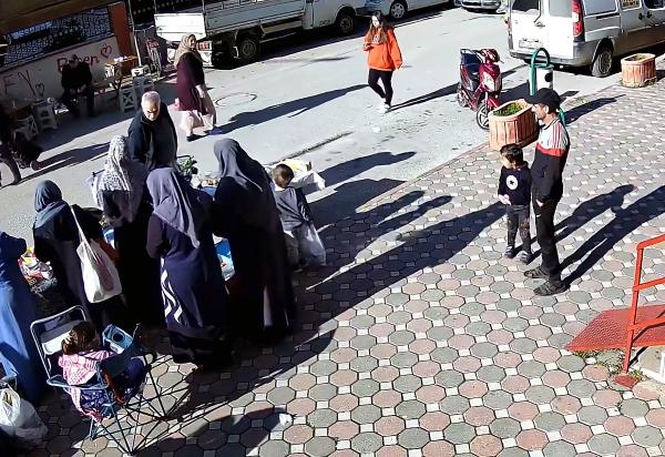 Çocuğuyla pazarda gezip, kadının cep telefonunu çaldı