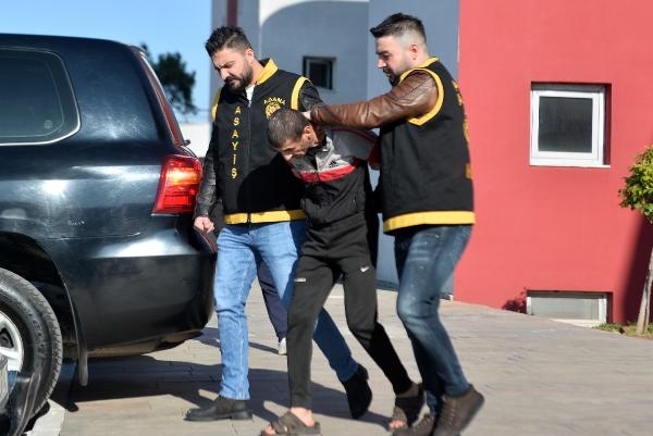 Çocuğuyla pazarda gezip, kadının cep telefonunu çaldı